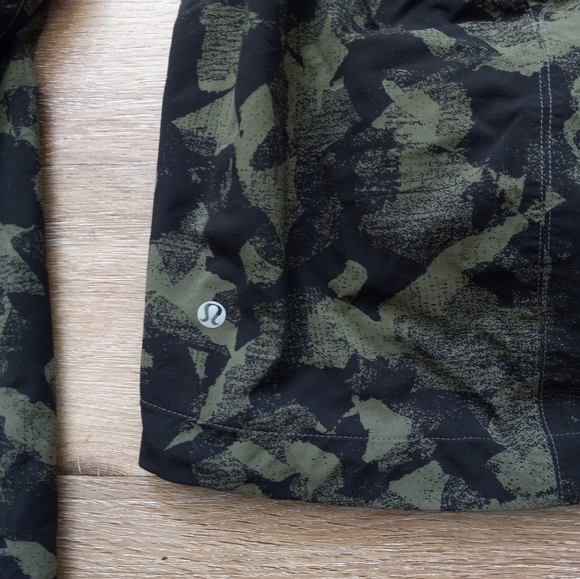 Lululemon Rise and Shine Fatigue Camo Rain Running Jacket Size 4 - Picture 6 of 10